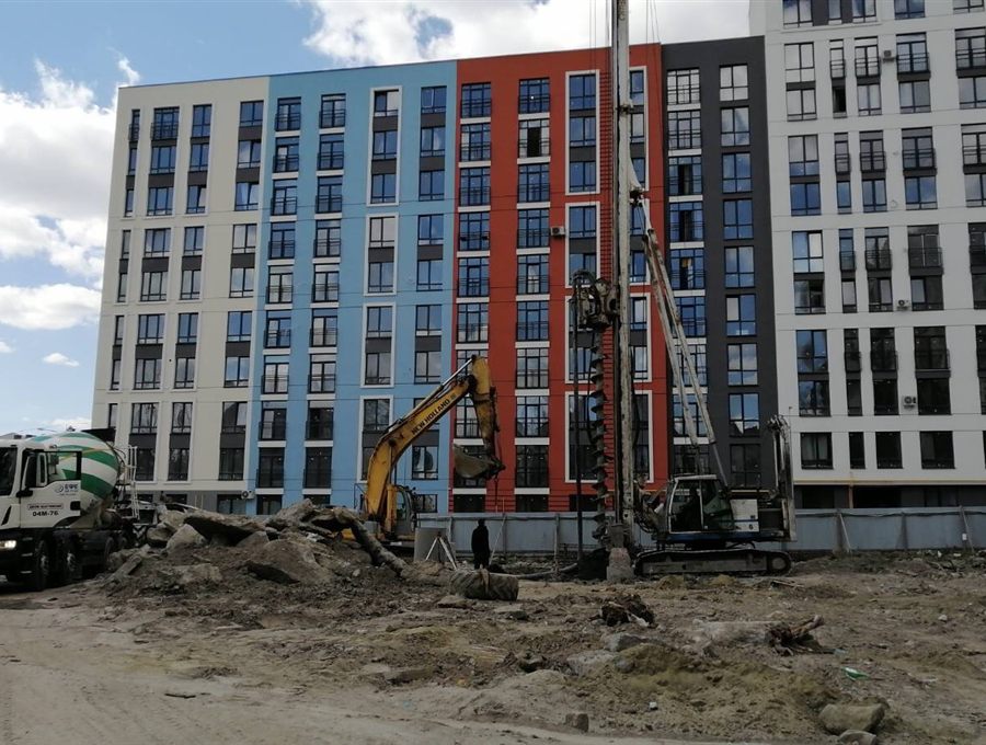 Будівельна техніка поруч із житловим комплексом